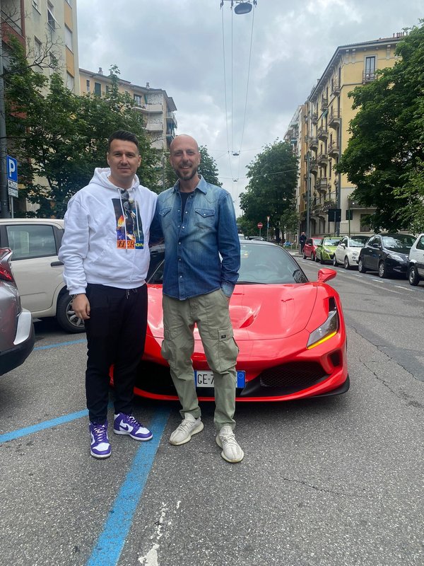 Consegna Ferrari F8 Tributo rossa - KeyBee Noleggio
