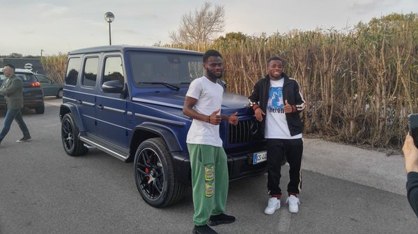 Consegna Mercedes Classe G blu - KeyBee Noleggio