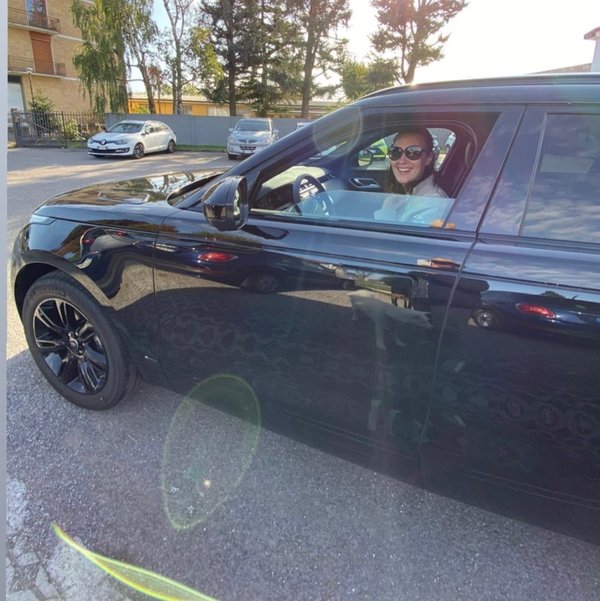 Consegna auto a cliente soddisfatta - KeyBee Noleggio