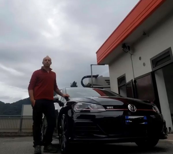 Consegna Volkswagen Golf GTI - KeyBee Noleggio